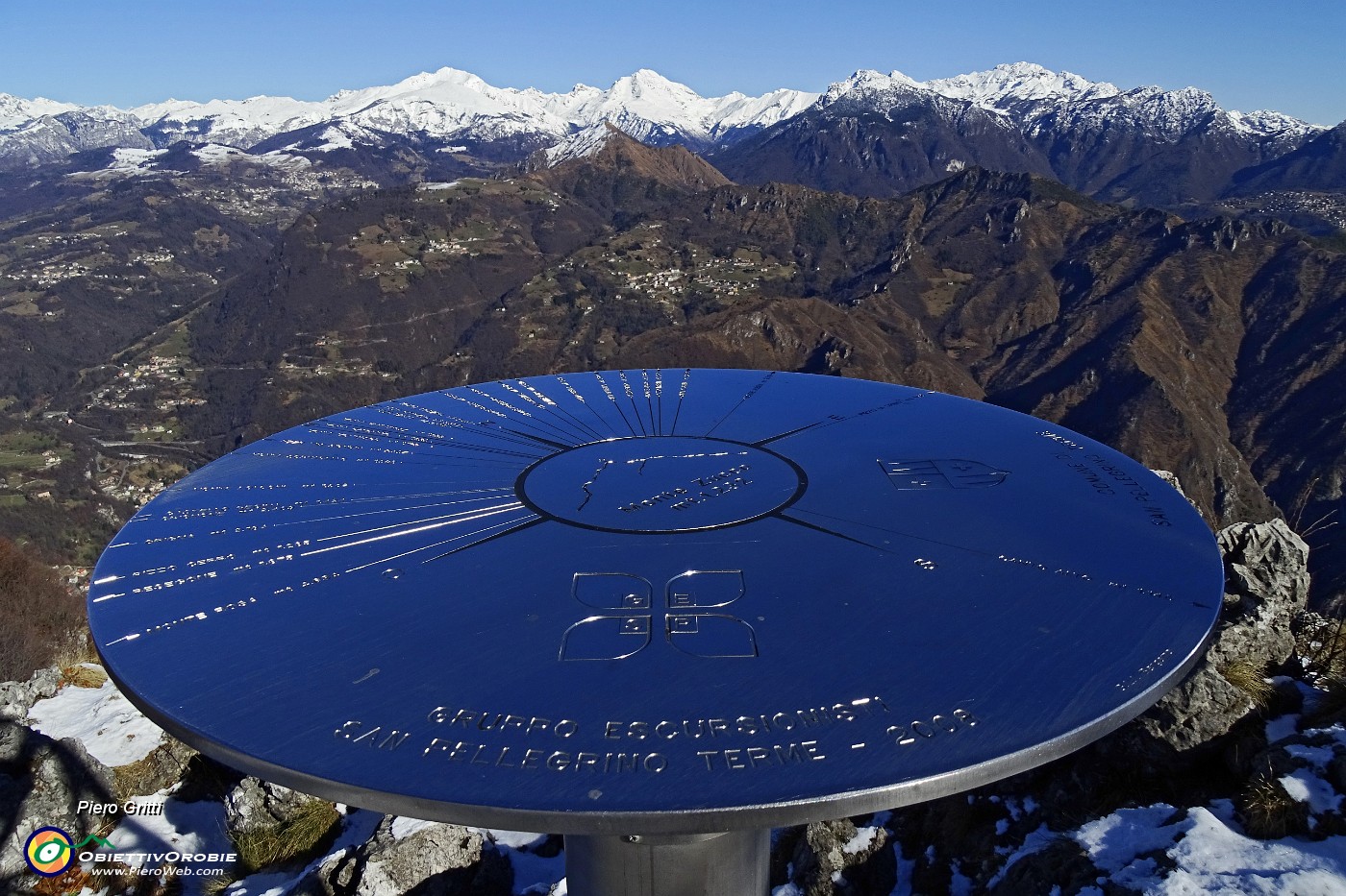 35 Piastra d'orientamento con vista in Menna-Arera-Alben.JPG -                                